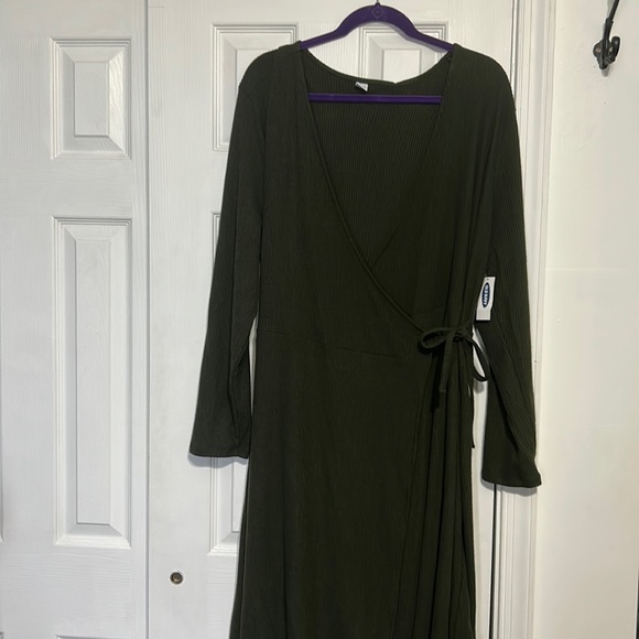 Old Navy Dresses & Skirts - Old navy emerald green wrap dress. BRAND NEW SIZE XXL